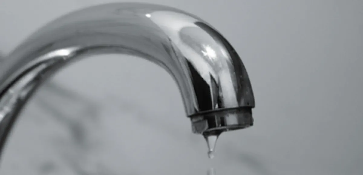 Grifo con una gota de agua a punto de caer