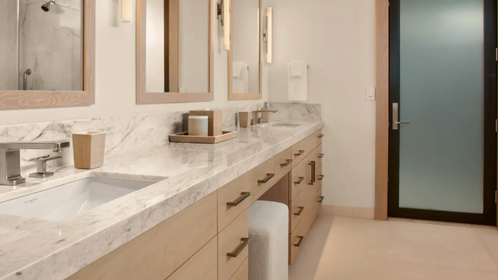 Baño con lavabo doble y grifería