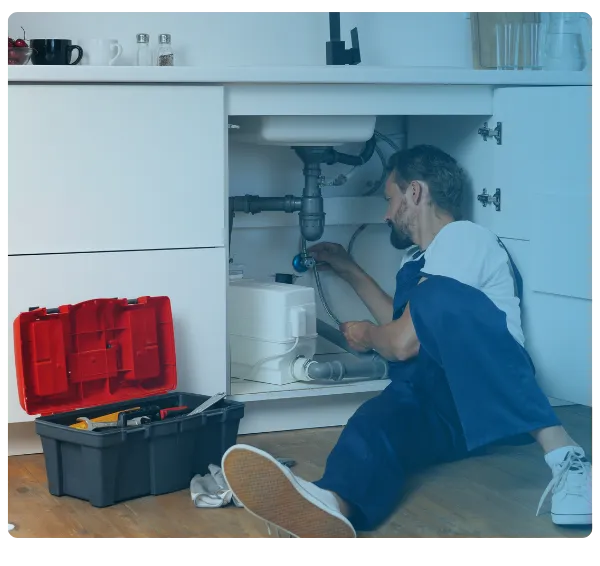 Fontanero trabajando bajo un fregadero